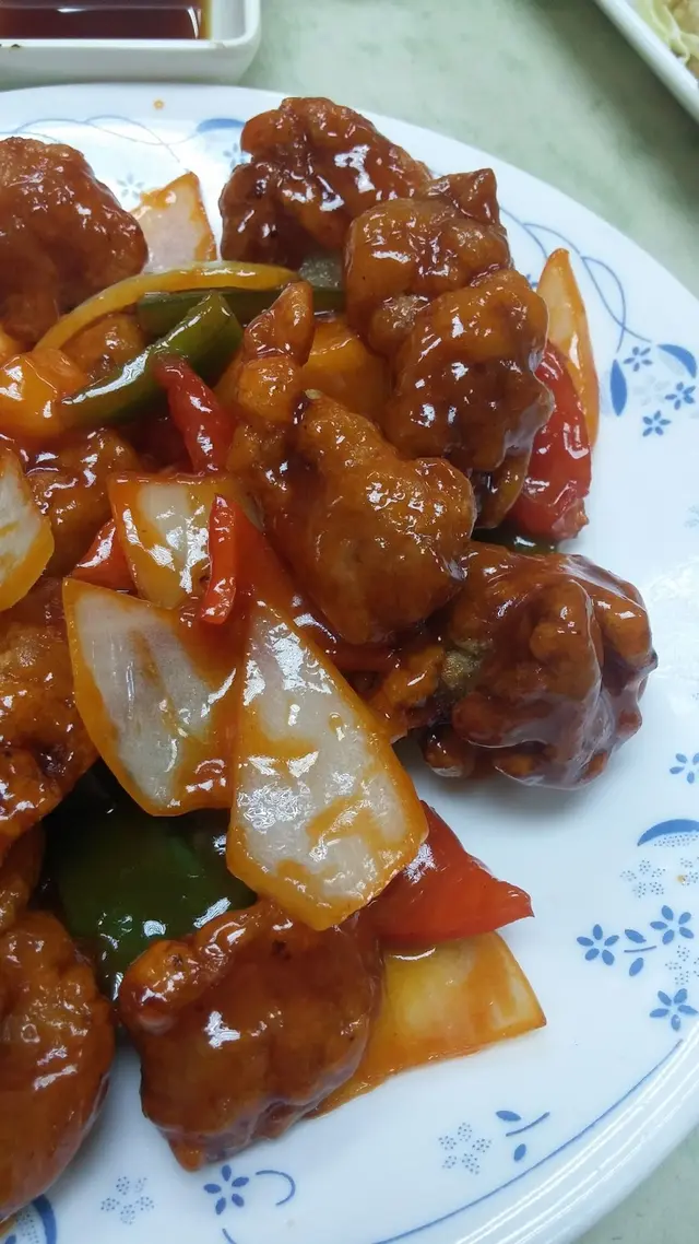 生炒骨已經充分裹滿醬汁，而碟上也沒有一大堆稠稠的醬汁浸軟炸起的生炒骨
