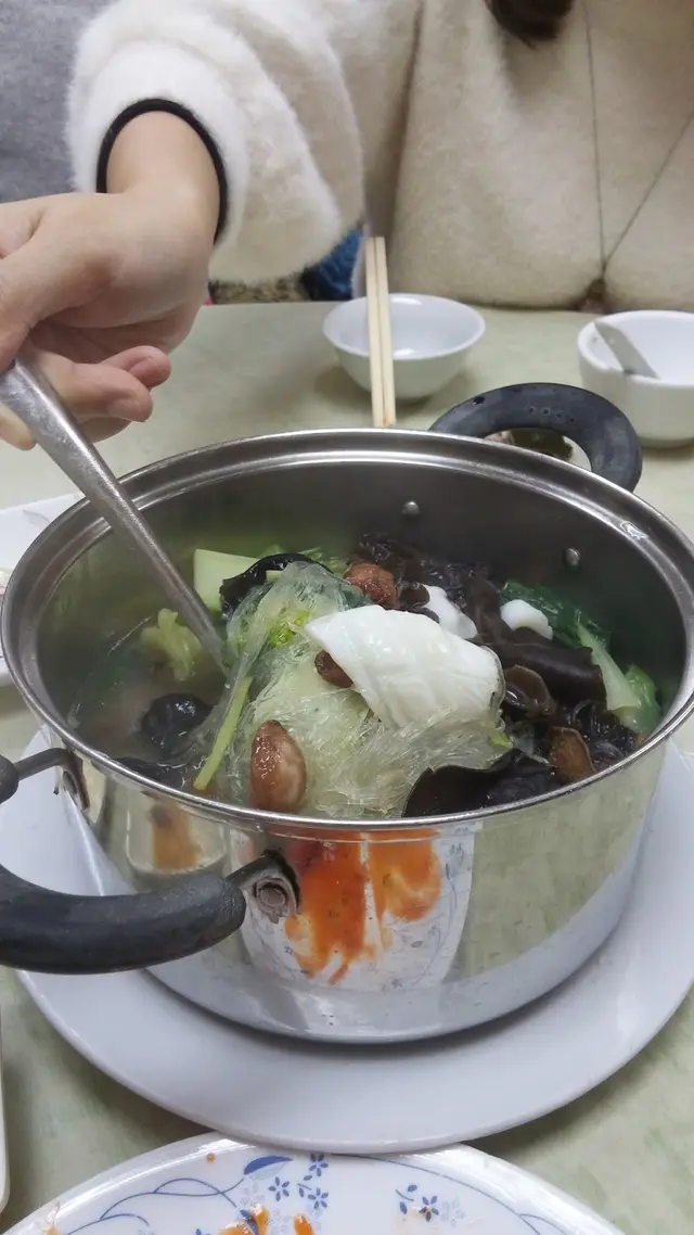 片片白晢捲縮的墨魚片不會太韌口，彈牙好嚼，略為帶甜