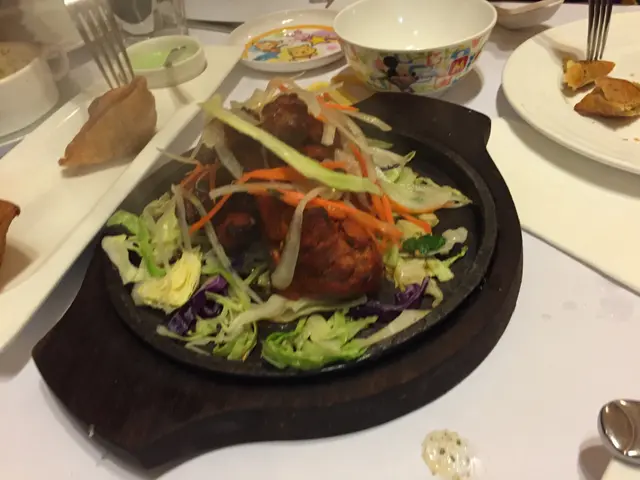 非常的好吃，醃的入味、烤的略焦但相當軟嫩，尤其香料讓我到現在寫著食評還在回味