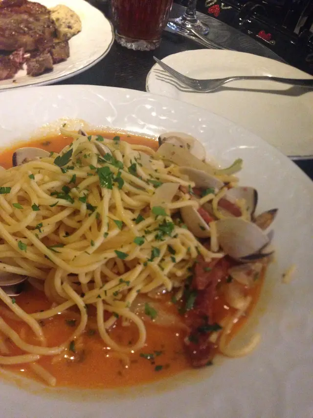 白酒蜆肉辣肉腸意粉