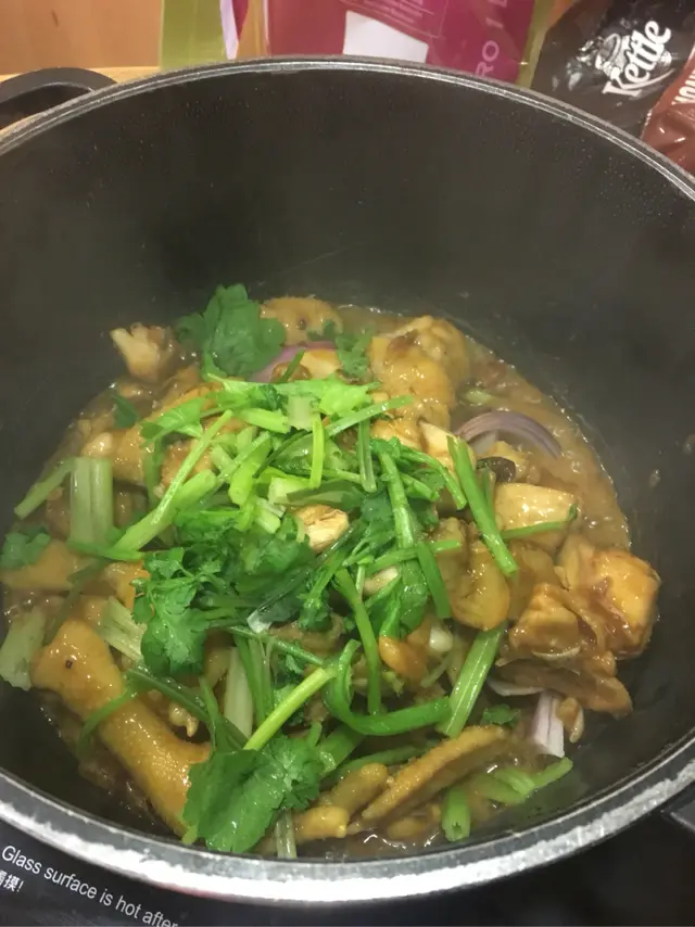 一開始會先上雞煲,食到差唔多佢地會幫你換火鍋底