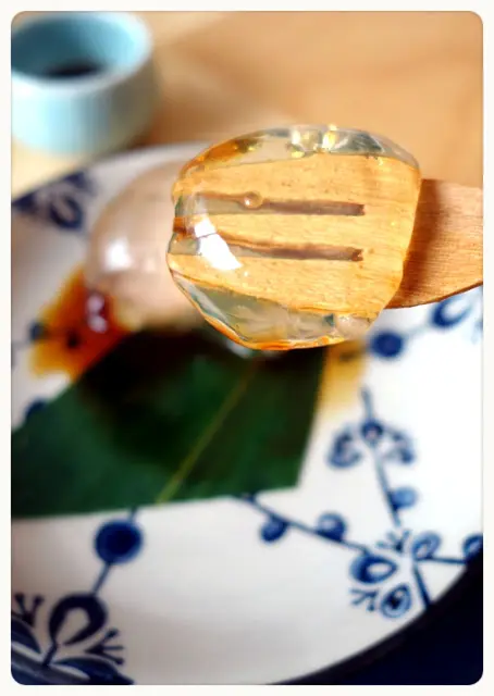 晶瑩剔透的啫喱, 彈性適中, 叉子落下隨即盪漾