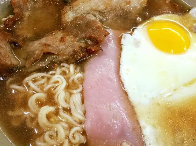 金牌麵餐豬扒火腿牛肉太陽蛋出前一丁