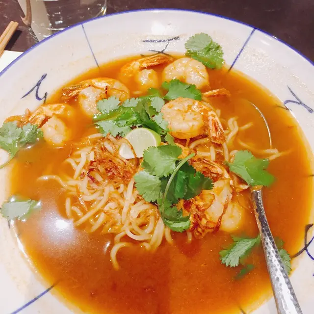 冬蔭龍蝦湯麵配大蝦及英國蟹黃