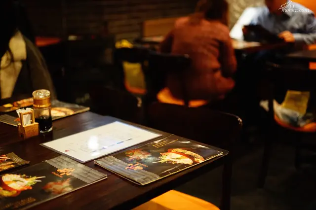 店中燈飾比較暗,令人放下工作,可以休息嘅感覺