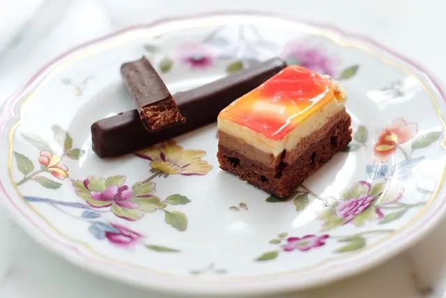 特色銀熱情果黑朱古力條 & 松露朱古力慕絲配檸檬忌廉