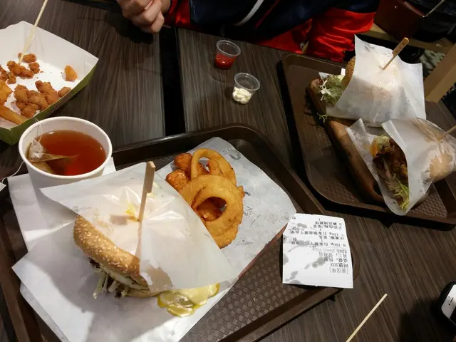 前後買左兩個堡餐同一個雞堡, 三個人一齊開餐