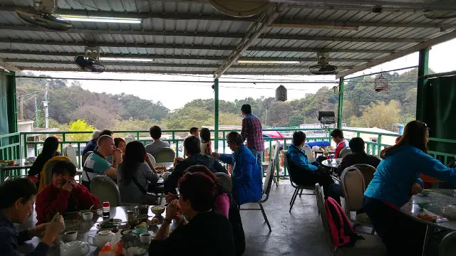 9點過後人越來越多, 嘈雜聲蓋過了雀鳥叫聲, 有點刺耳