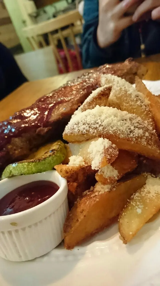 士多啤梨果醬燒豬肋骨+薯角