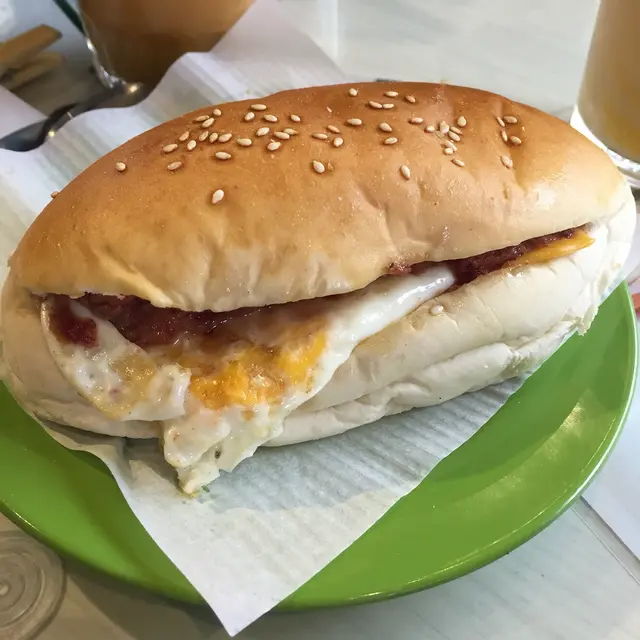 芝士咸牛肉蛋豬仔包