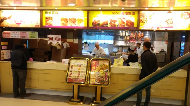 酒樓另一邊的燒味部, 設有外賣服務, 頗受街坊歡迎