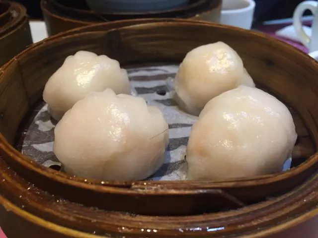 这个是我的必食点心之一，皮薄馅大，里面是2个虾仁，真的很好吃