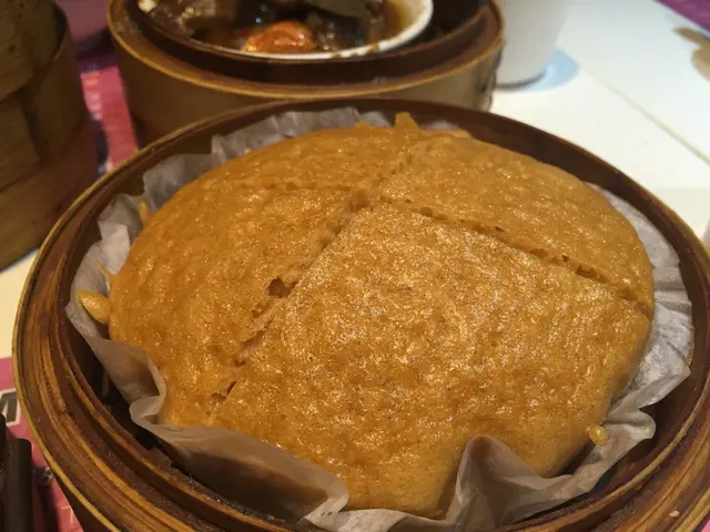 必食。之前吃过他家叉烧包，各种肠粉，果粉。但是吃来吃去，只有这个觉得最好吃。不仅百吃不腻，而且感觉每次吃都有种惊艳到我的感觉。居然有人可以把马拉糕做的口感这么到位，作为一个不喜欢正餐吃甜食的人，这略甜的马拉糕却让我点了又点