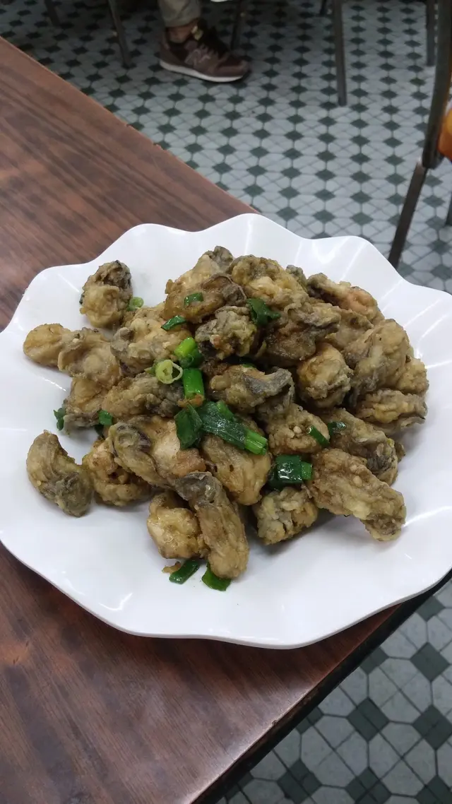 這次的蠔爽就不像蠔餅一樣下漿煎成一大塊，反而是一粒一粒分開上
