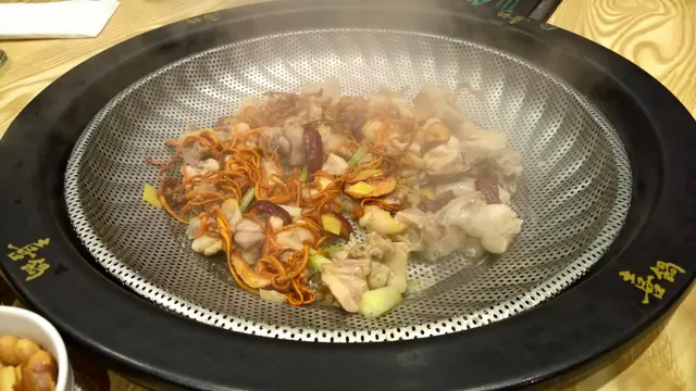 第一個給Step和娘子的感覺就好似一般所食的北菇蒸滑雞般，但食入口時味道口感卻截然不同