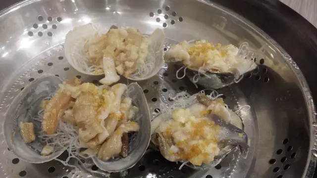 左：象拔蚌仔，右：北寄貝