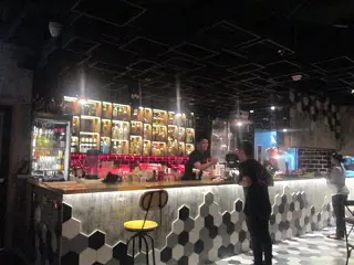 設有一個大酒吧區