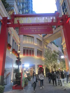 利東街實在太吸引, 陸續有來