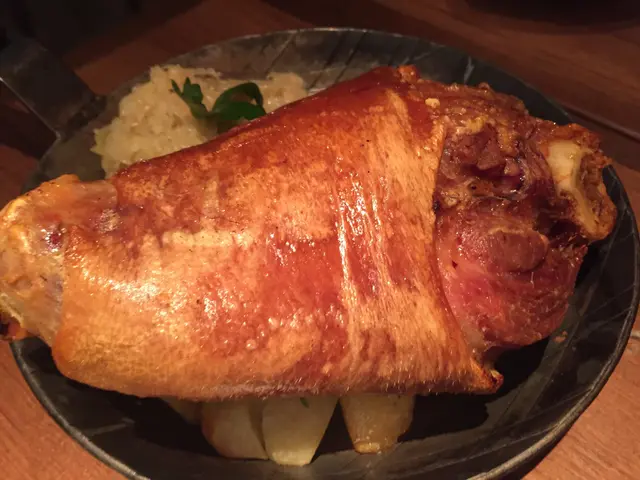 脆皮燒豬肘配酸椰菜及薯仔