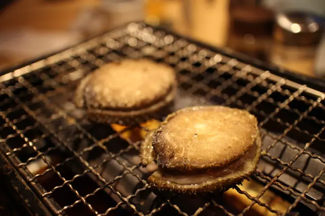 睇住一隻鮑魚活生生咁烹調, 雖然好殘忍, 但係值得, 鮑魚燒得夠火候，唔會韌。鮑魚體積肥美，口感彈牙又保留到肉汁，鮮甜無比