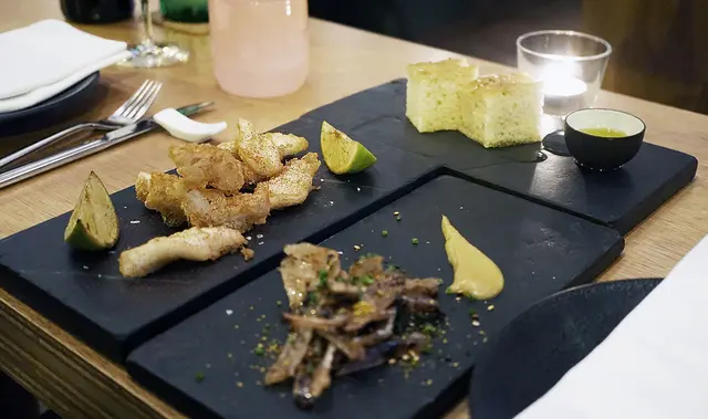 驚訝的他們使用了雞泡魚為開胃菜,但旁邊的炸魚天婦羅(我不知道是什麼魚了)雖然調味簡單,只灑點七味粉而及灑點檸檬汁已經很開胃,而且炸得十分香脆而不失魚肉的嫩滑。