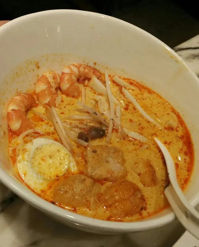 配料除表面所見嘅蝦,豆卜牙菜同魚片,更有帶來驚喜嘅螄蚶,肉仔細細但鮮味可比美生蠔,而湯底椰香配上喇沙味濃郁到淨係上不斷encore個湯。唯一美中不足嘅係個面底係米線,對於唔太喜歡米線嘅人嚟講會比較un胃,食唔到其他嘢,如果可揀油面就更完美。