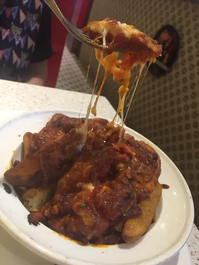 感覺似蕃茄肉醬，加左芝士！薯角炸完再焗！好濃味！唔錯！