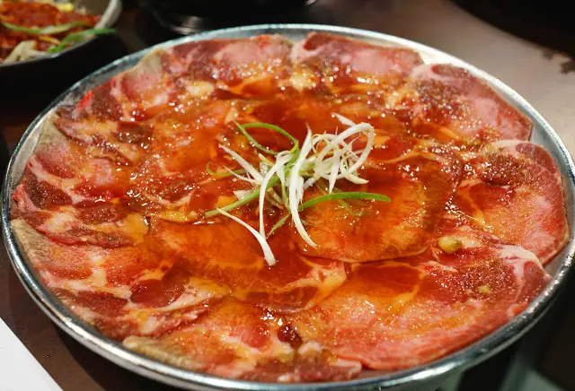 牛舌鋪滿一整碟