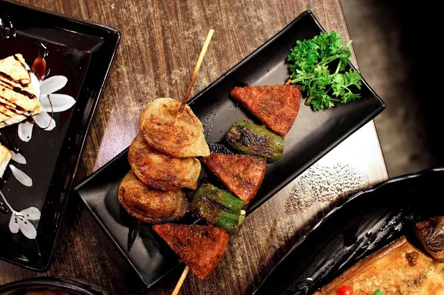燒一口午餐肉$16(右)及燒手打魚皮餃$26(左)