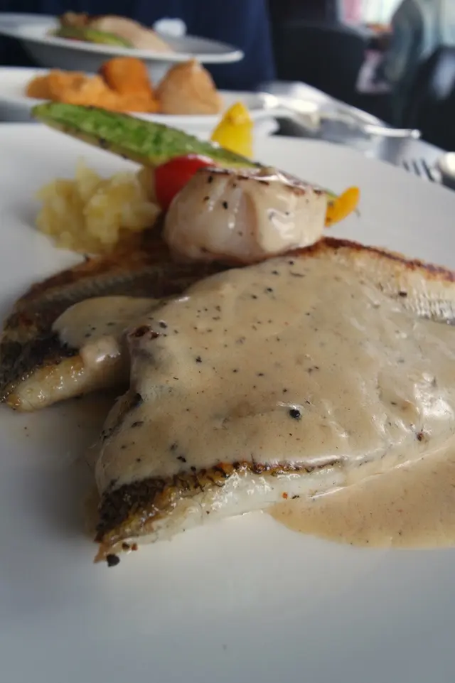 香煎加洲鱸魚配日本刺身級鮮帶子及松露汁