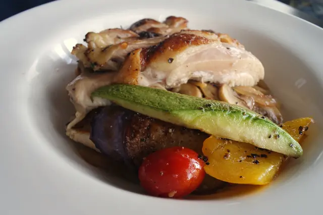 乾炒黑椒意粉配美國香草雞扒