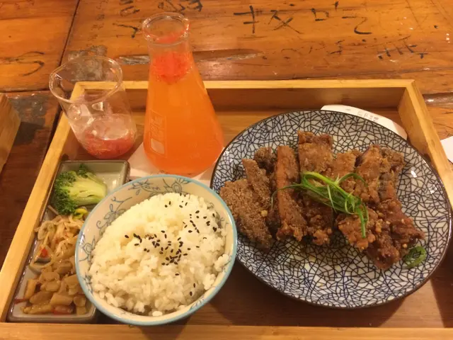 古香味炸排骨便當配西柚蘇打