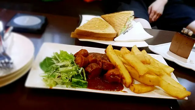 咖哩德國腸配薯菜 $58. 雞肉三文治 $44