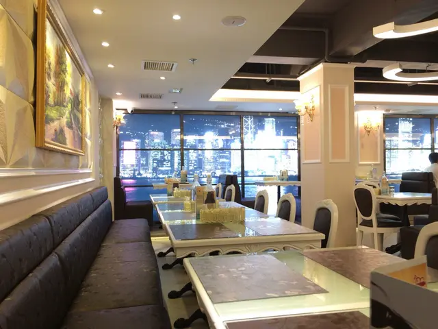 環境寬敞光猛 牆上的油畫賞心悅目 