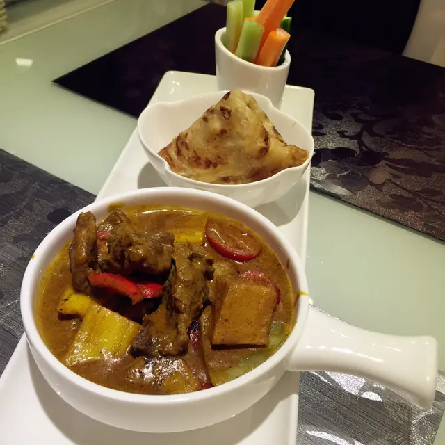 咖喱牛腩配南亞薄餅