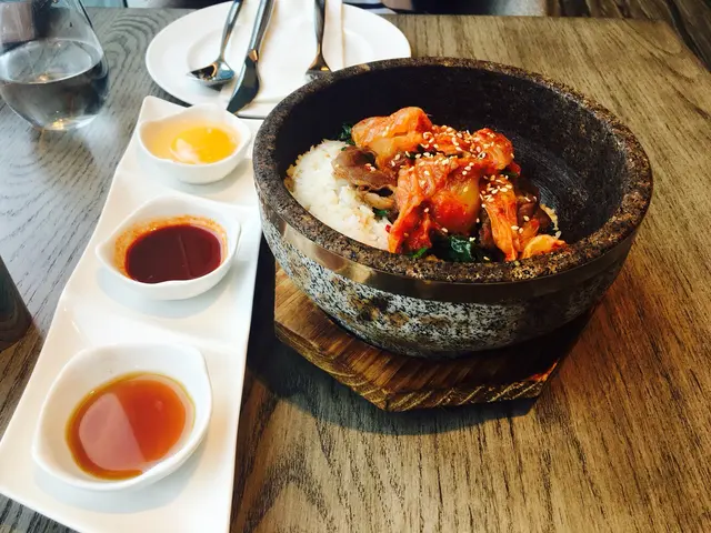 韓國石鍋窩蛋泡菜牛肉飯