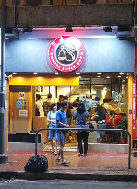 炸脾開設於又新街的橫街內, 一點也不減光顧的人潮