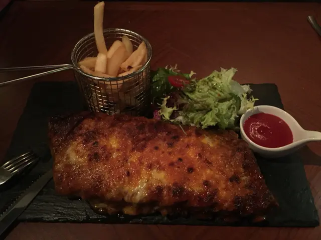 好大嚿,雖然佢係肋骨,但係都切都好多肉,好夠食;師傅嘅煮法好好,外層嘅皮好脆,但係入邊仲保持到肉汁,肉質軟硬適中,好好味~