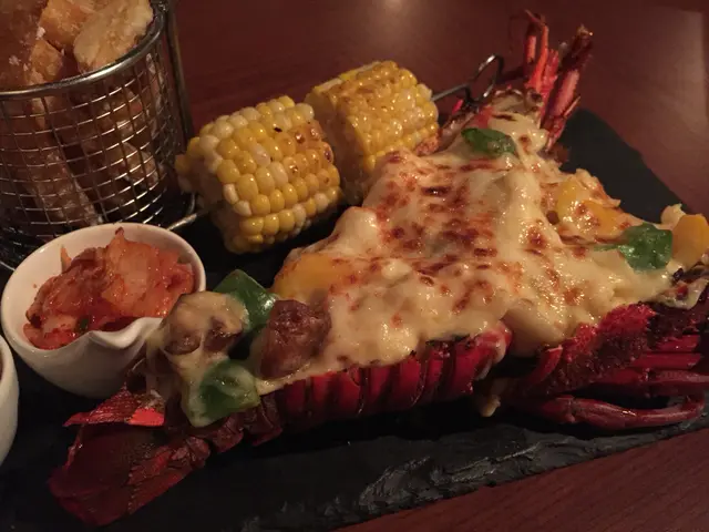 呢個係法國料理,煮法好考功夫,師傅非常周到,一早已經拆咗啲龍蝦肉,等我哋唔使切得咁辛苦,好方便就可以食到大大啖嘅龍蝦肉,龍蝦肉好新鮮彈牙好美味,一份有好大大舊,冇諗過有咁多肉,仲要配埋燒粟米,好鍾意佢嘅薯條係用番薯,好甜同炸得唔油膩,連埋啲韓式泡菜,呢個菜式好多嘢食好豐富~