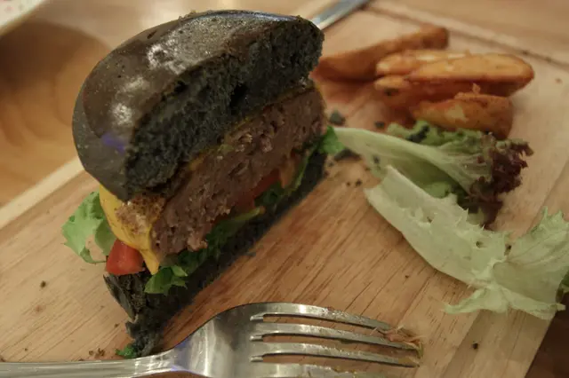 香煎美國牛肉漢堡配竹炭包