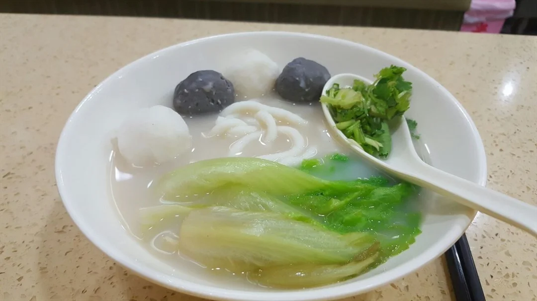 九龍城寨墨魚丸專家鮮魚湯粉面的食評 – 香港灣仔的港式粉面/米線咪