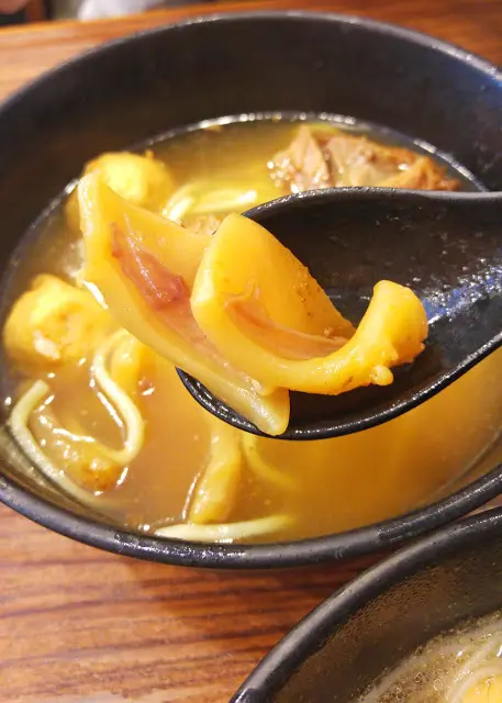 咖喱魷魚的咖喱味挺入味, 香而帶微辣, 魷魚口感彈牙