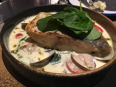 魚肉是看得出來的嫩滑, 入口超滑的幾乎可媲美銀雪魚, 滑溜得來又沒有魚腥味, 只有淡淡的魚香, 但味道有一點點偏咸, 可能醃魚的時間有點久。