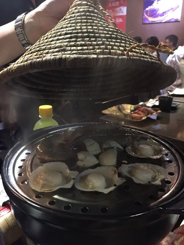 有海鮮同肉類選擇，蝦好鮮甜，蜆肉扇貝蒸完會好細粒，味道較淡！下面果層有粥，d海鮮汁滲落去，但味道會變咸左少少！