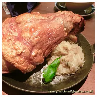 脆皮燒豬肘配酸椰菜及薯仔