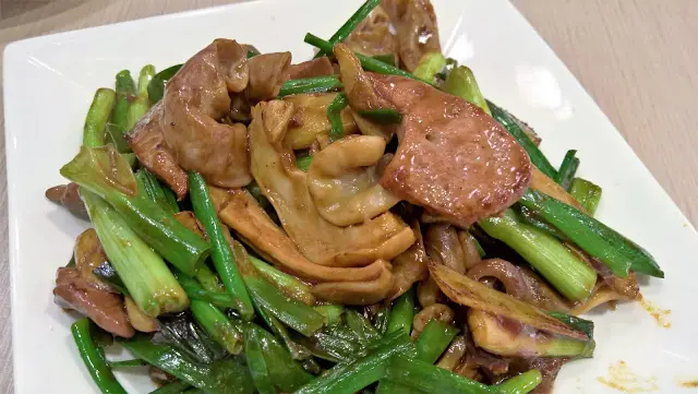 這個招牌炒豬什用的內臟部份也是很講究，例如豬肚要用大豬，豬肝則用上中豬，至於豬腸和心要選用小豬