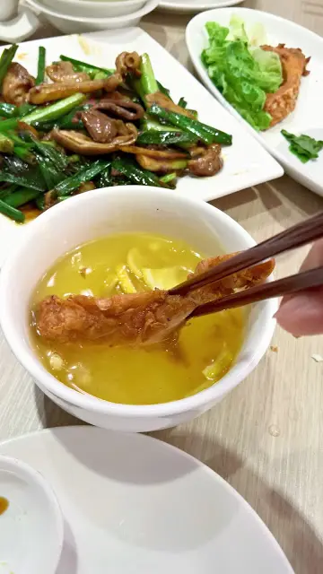 西檸汁可以即時中和了雞扒的油膩感，味道變得清爽醒胃