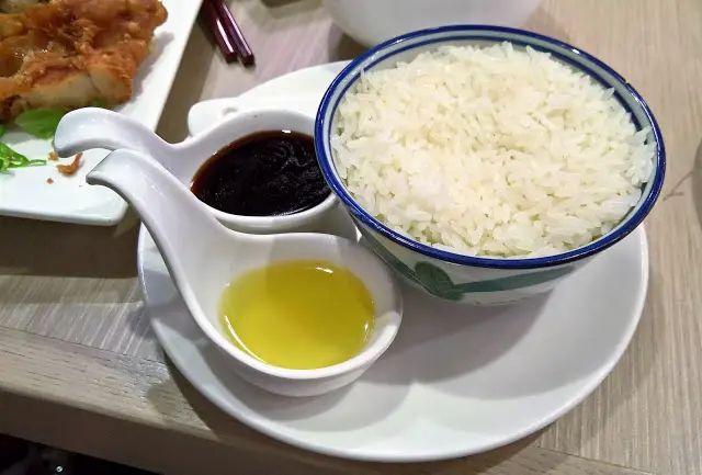 這個豬油撈飯很精緻地一個一個小碗裝著豬油與豉油；豬油清澈透明略帶點黃色，香味不俗，但卻令人感覺這個豬油不夠原始