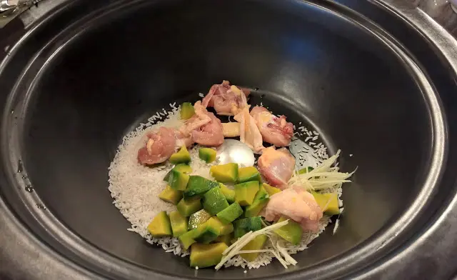 食完前菜,Waitor也開始準備蒸鍋部份,首先送來的就是南瓜滑雞粥的材料,這個一定要最先送來,因為要放在石鍋裡底部