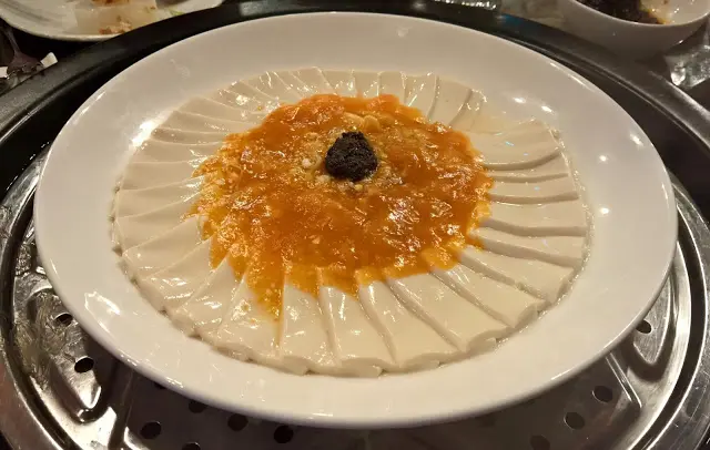 這個海鮮粒蒸千葉豆腐,中間有很重份量的黑松露醬,而醬汁除了有海鮮粒之外,加上師傅用心切成的薄切豆腐鋪滿全個碟,賣相真心不錯。